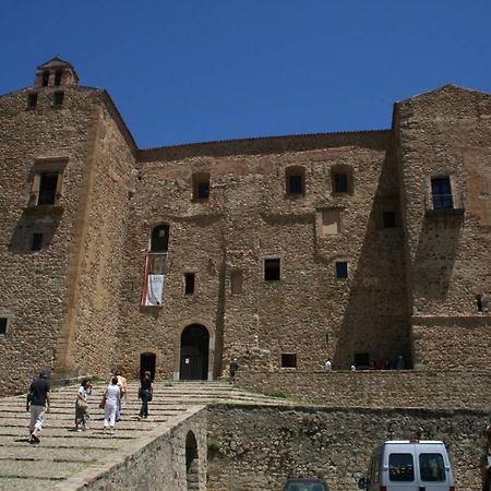 Donjon Suite Centro Storico Кастельбуоно Экстерьер фото